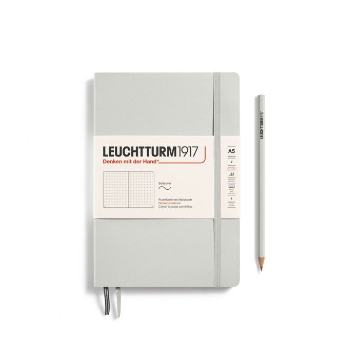 Leuchtturm1917 Medium A5 – Σημειωματάριο με μαλακό εξώφυλλο (123 σελ.) – Light Grey Τελείες
